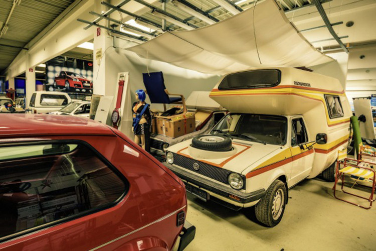 Trong nhà kho của Juza tại Vienna, Áo, chiếc Golf có tuổi đời lớn nhất là bản 1974 với cửa trước kéo.