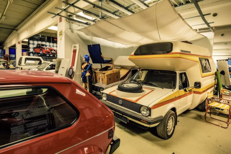 Trong nhà kho của Juza tại Vienna, Áo, chiếc Golf có tuổi đời lớn nhất là bản 1974 với cửa trước kéo.