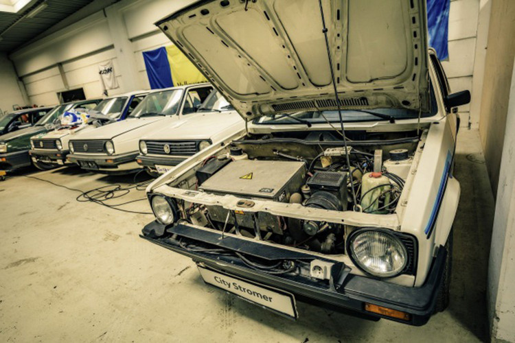 Đặc biệt hơn, ông còn thường lái mỗi chiếc xe vô cùng độc đáo của mình vào những dịp đặc biệt khác nhau.