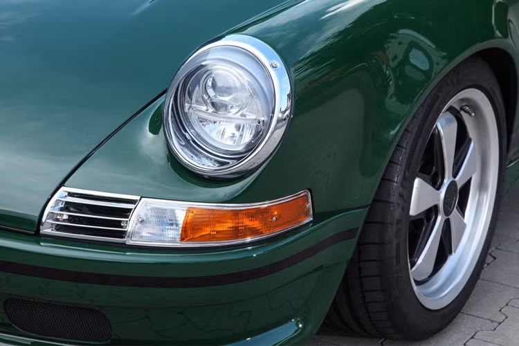 Dù được thay đổi nhiều về ngoại hình nhìn có vẻ hiện đại hơn nhưng xe vẫn được đánh giá có nét giống hệt phiên bản từ những năm 70 vì hãng độ đã bổ sung thêm các khe hút gió vào ở cản trước, trong khi gương ốp kim loại và nắp động cơ đã được sửa.