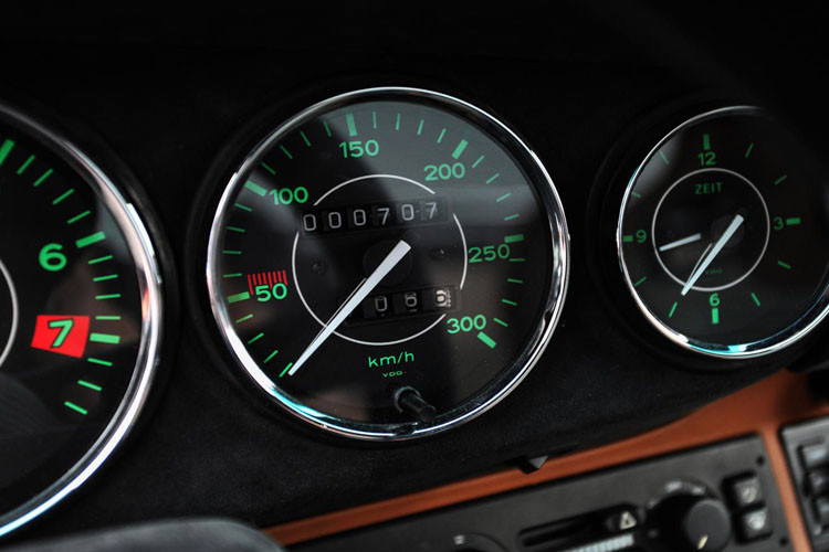 Thiết kế đồng hồ trung tâm xe Porsche 911 964