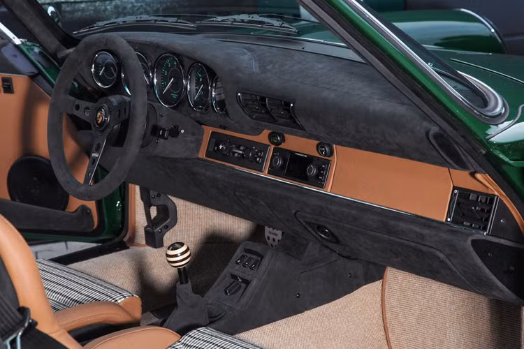 Thiết kế cabin siêu xe Porsche 911 964 gây thu hút bởi da màu nâu đi kèm vải carô ở giữa.