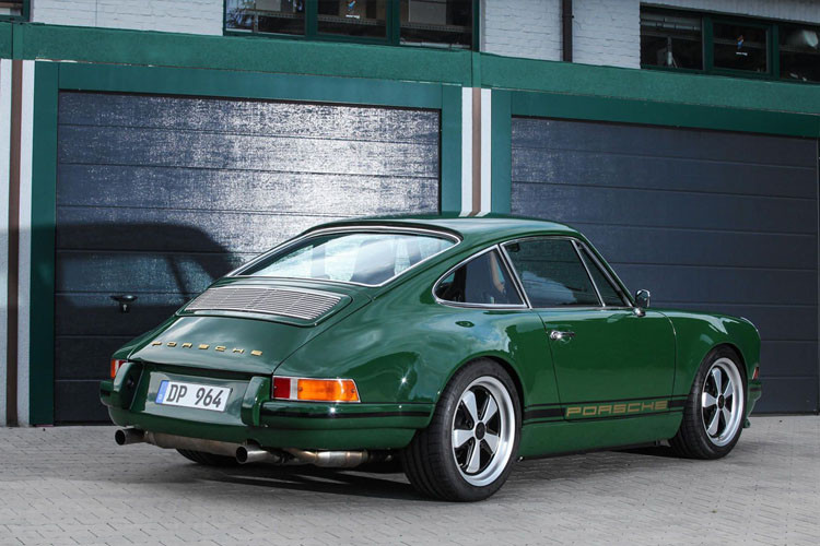 Bản phục chế này được đặt tên "Người Ai Len tốc độ" vì màu ngoại thất xe giống màu cờ Ai Len.