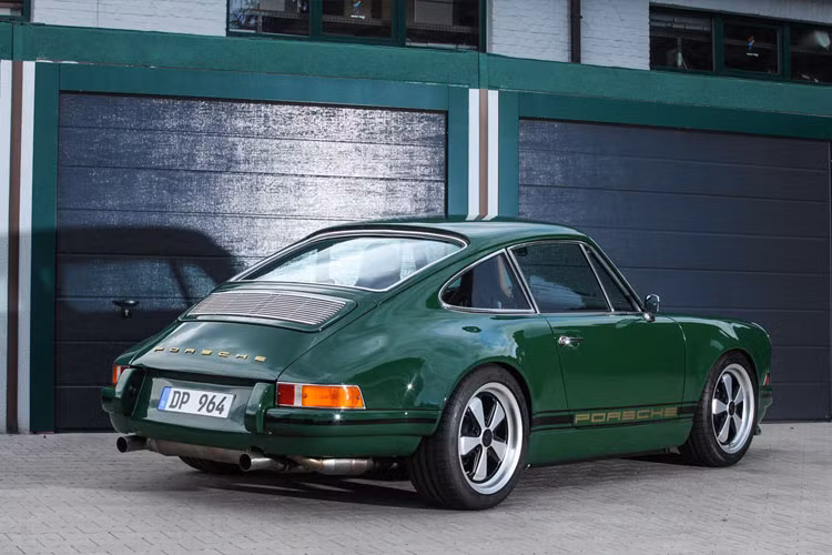 Bản phục chế này được đặt tên "Người Ai Len tốc độ" vì màu ngoại thất xe giống màu cờ Ai Len.