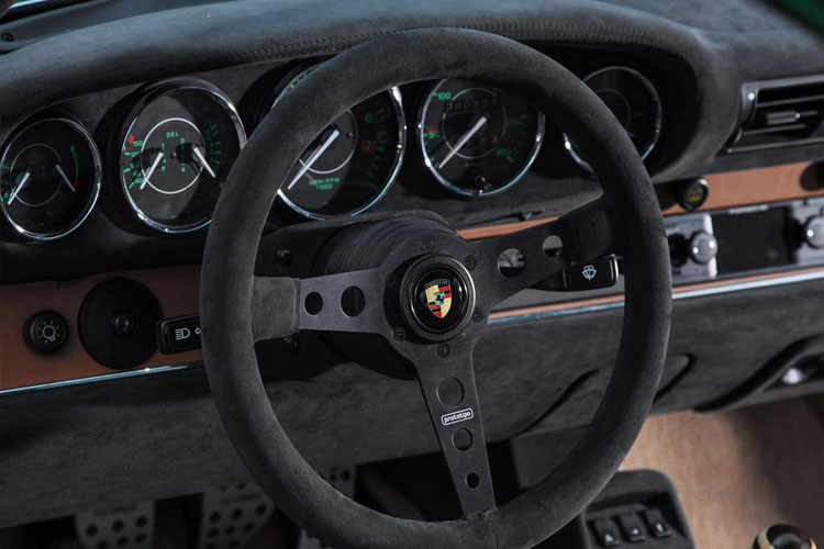 DP Motorsports định giá chiếc xe Porsche 911 phiên bản 964 lên tới 230.00O USD (khoảng hơn 53,6 tỷ) bao gồm cả giá xe nguyên bản.