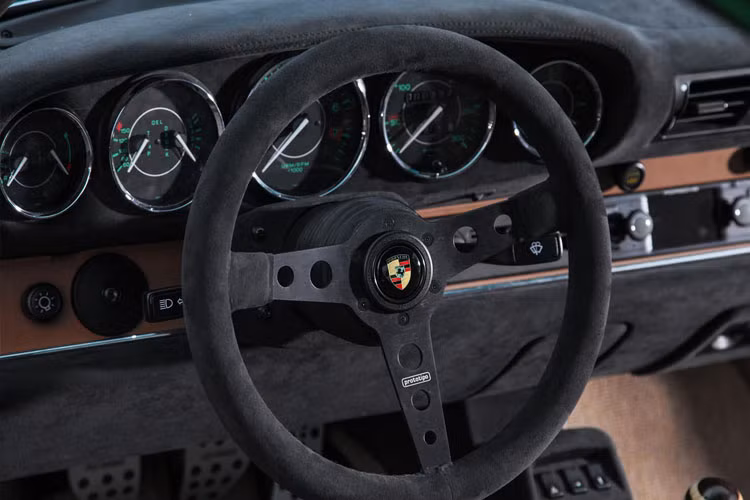 DP Motorsports định giá chiếc xe Porsche 911 phiên bản 964 lên tới 230.00O USD (khoảng hơn 53,6 tỷ) bao gồm cả giá xe nguyên bản.