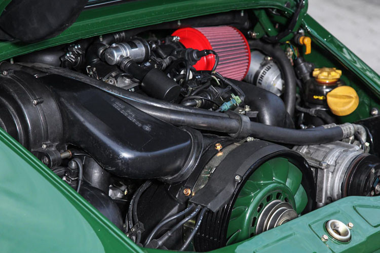 Động cơ 3.8L 6 xy lanh dạng phẳng được tinh chỉnh cho công suất 321 mã lực. Sức mạnh của động cơ được truyền tới thông qua hộp số sàn 5 cấp G50 và hệ thống vi sai trống trượt lấy từ phiên bản RS.