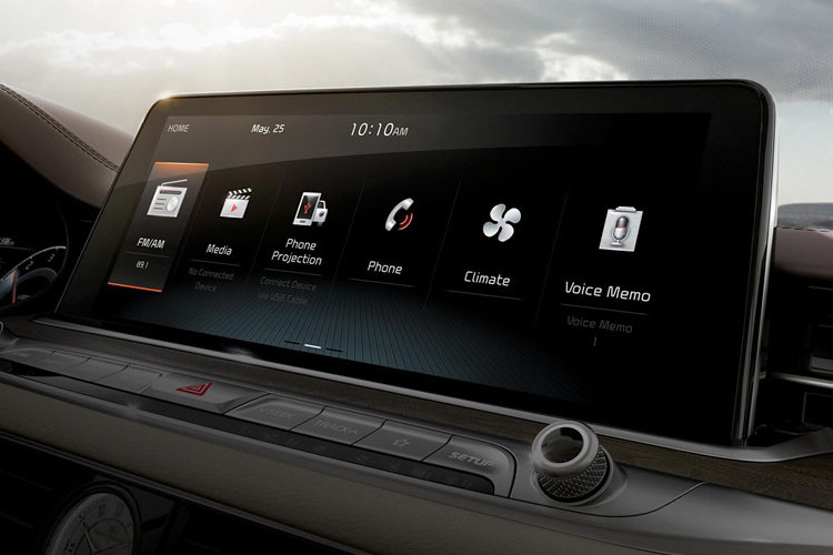 Một loạt trang bị hiện đại đi kèm như màn hình giải trí kích thước lớn 12,3 inch ở trung tâm, được điều khiển qua một núm xoay ở phía dưới bệ để tay, điều hòa không khí 3 vùng độc lập và toàn bộ ghế ngồi bọc da Nappa điều chỉnh điện.