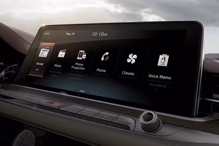 Một loạt trang bị hiện đại đi kèm như màn hình giải trí kích thước lớn 12,3 inch ở trung tâm, được điều khiển qua một núm xoay ở phía dưới bệ để tay, điều hòa không khí 3 vùng độc lập và toàn bộ ghế ngồi bọc da Nappa điều chỉnh điện.