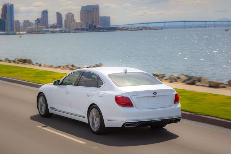 Kia K900 thế hệ thứ hai được xem là mẫu xe được mang trong mình tham vọng chinh phục phân khúc sedan hạng sang, nơi vốn là sân chơi của những thương hiệu đến từ Đức và người láng giềng Nhật Bản.