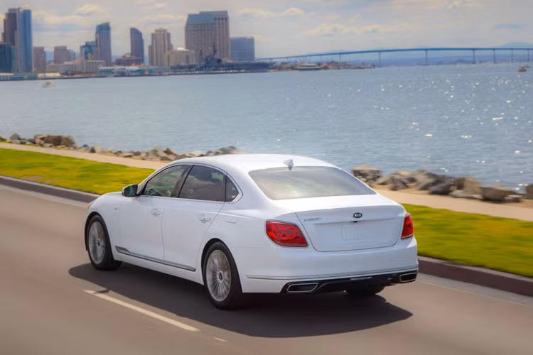 Kia K900 thế hệ thứ hai được xem là mẫu xe được mang trong mình tham vọng chinh phục phân khúc sedan hạng sang, nơi vốn là sân chơi của những thương hiệu đến từ Đức và người láng giềng Nhật Bản.