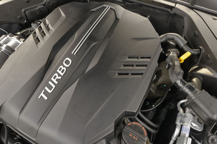 Mẫu xe sang của Kia này có đến 3 tùy chọn động cơ, K900 tại thị trường Bắc Mỹ chỉ có duy nhất động cơ tăng áp V6, dung tích 3,3L, sản sinh công suất 365 mã lực và mô-men xoắn 510 Nm, đi kèm với hộp số 8 cấp tương tự trên Stinger.