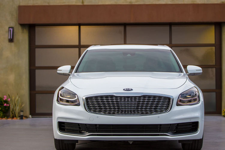 Theo đó, K900 2019 xuất hiện như sedan hạng sang Kia. Xe có kiểu dáng thể thao, cá tính và mạnh mẽ - trái ngược hoàn toàn với ngôn ngữ thiết kế mềm mại, mượt mà thường thấy trên các mẫu xe Kia.