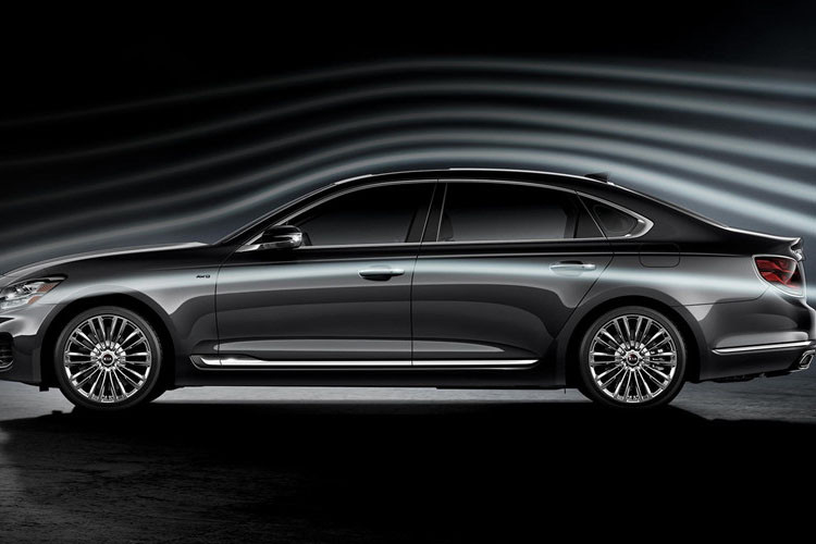 Chất liệu chrome sáng bóng được sử dụng rất nhiều ở phía trước, sau và quanh thân xe. So với đời trước, K900 2019 có chiều dài cơ sở nhỉnh hơn 51 mm. Con số này được đánh giá là rộng hơn cả Lincoln Continental và Volvo S90