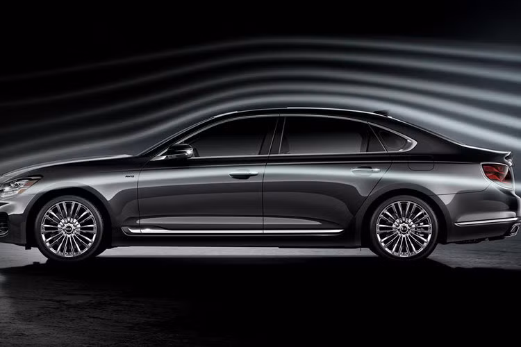 Chất liệu chrome sáng bóng được sử dụng rất nhiều ở phía trước, sau và quanh thân xe. So với đời trước, K900 2019 có chiều dài cơ sở nhỉnh hơn 51 mm. Con số này được đánh giá là rộng hơn cả Lincoln Continental và Volvo S90