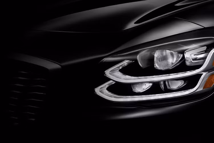 Đầu tiên, hệ thống đèn chiếu sáng trên Kia K900 nổi bật với thiết kế 2 dải đèn LED xếp chồng lên nhau, được áp dụng cho cả đèn pha và đèn hậu.