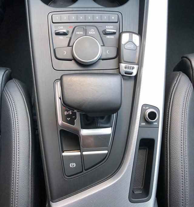 Audi A4 tại Việt Nam được trang bị động cơ TFSI 2.0L kết hợp hộp số S-tronic 7 cấp, sản sinh công suất 190 mã lực và mô-men xoắn 320 Nm toàn dải từ 1.450 đến 4.200 vòng/phút. Khả năng tăng tốc từ 0-100 km / h chỉ trong 7,3 giây và tốc độ tối đa 210 km/h.