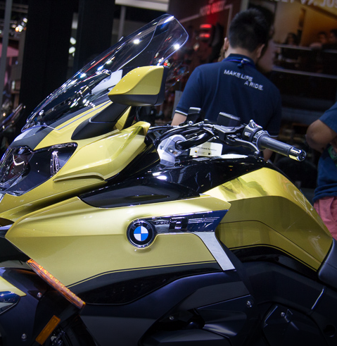 Mẫu K1600 Grand America có yên sau cao, kính chắn chỉnh điện lớn và cao, tay lái kéo dài ra phía sau với chiều cao vừa phải, thùng chưa đồ sau tích hợp tựa lưng.