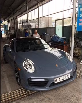 Là một trong những siêu xe Porsche màu độc thuộc dạng hàng hiếm ở Việt Nam và có giá khủng nên chiếc xe nhận rất nhiều sự chú ý từ cộng đồng mạng nói chung và giới yêu xe nói riêng.