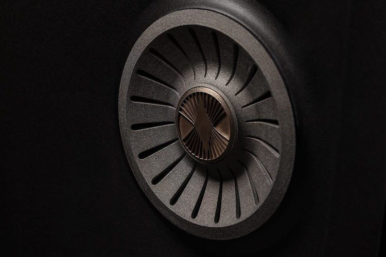 Nằm giữa bộ khung xe là động cơ điện cùng khối pin với thông số kỹ thuật chưa được Tarform công bố chi tiết. Tuy nhiên hãng có cho biết rằng khối pin cho phép chiếc xe đạt tầm hoạt động 145km trong thành phố, 80km trên đường cao tốc và đường hỗn hợp 121km cho mỗi lần sạc đầy. Thời gian sạc của mẫu xe điện này chỉ trong dưới 4 tiếng.