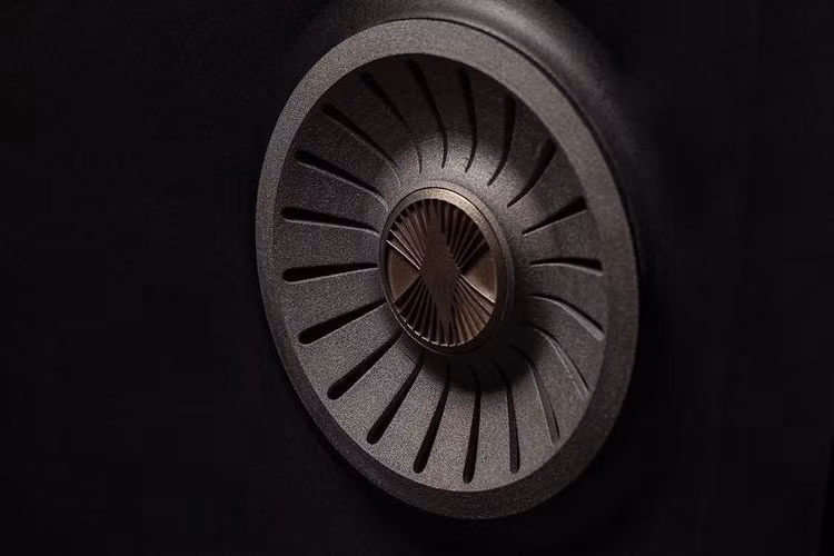 Nằm giữa bộ khung xe là động cơ điện cùng khối pin với thông số kỹ thuật chưa được Tarform công bố chi tiết. Tuy nhiên hãng có cho biết rằng khối pin cho phép chiếc xe đạt tầm hoạt động 145km trong thành phố, 80km trên đường cao tốc và đường hỗn hợp 121km cho mỗi lần sạc đầy. Thời gian sạc của mẫu xe điện này chỉ trong dưới 4 tiếng.