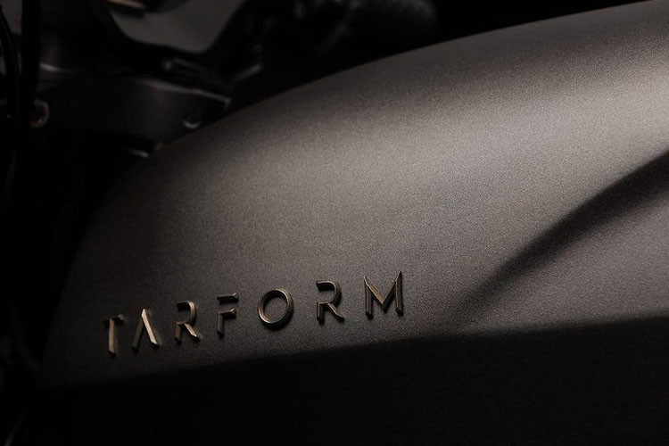 Logo Tarform được in nổi trên thân xe.