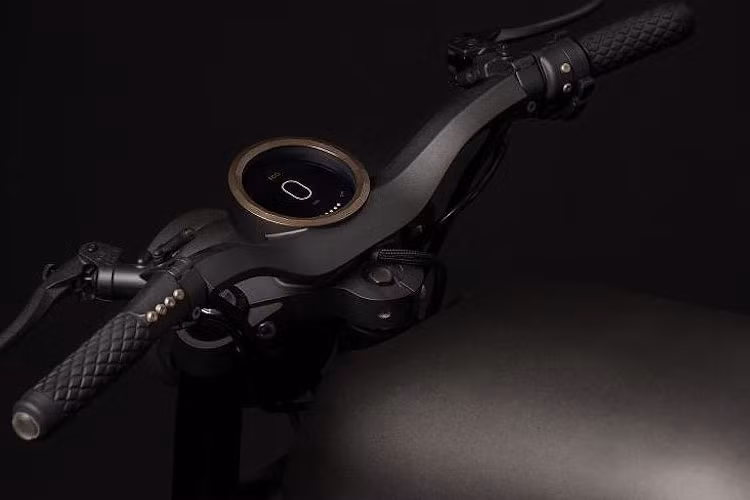 Màn hình hiển thị đa thông tin được gắn vào lớp vỏ như một đồng hồ truyền thống.