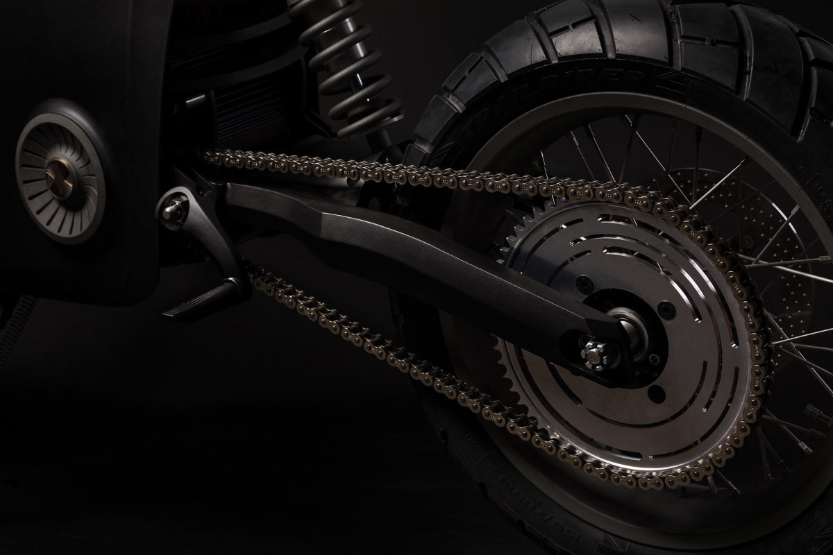 Về cấu tạo, xe sử dụng dây chuyền động dễ bảo trì, yên tĩnh khi hoạt động.