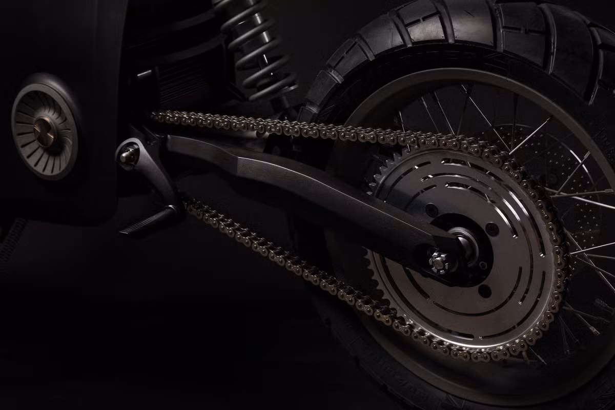 Về cấu tạo, xe sử dụng dây chuyền động dễ bảo trì, yên tĩnh khi hoạt động.