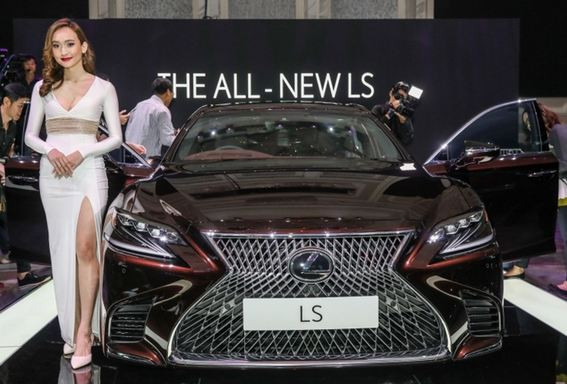 Giá bán dành cho cả ba phiên bản 2018 mới lần lượt: Lexus LS 500 Luxury – 799.000 RM (tương đương 4,67 tỷ); Lexus LS 500 Executive – 999.000 RM (tương đương 5,83 tỷ); Lexus LS 500h Executive – 1.459.000 RM (tương đương 9,05 tỷ)
