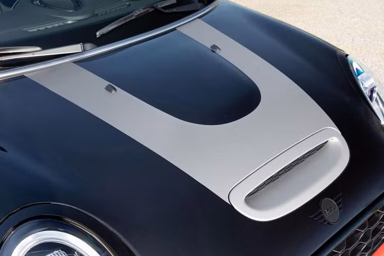 Nắp ca-pô được trang trí phối hai màu sơn đẹp mắt.