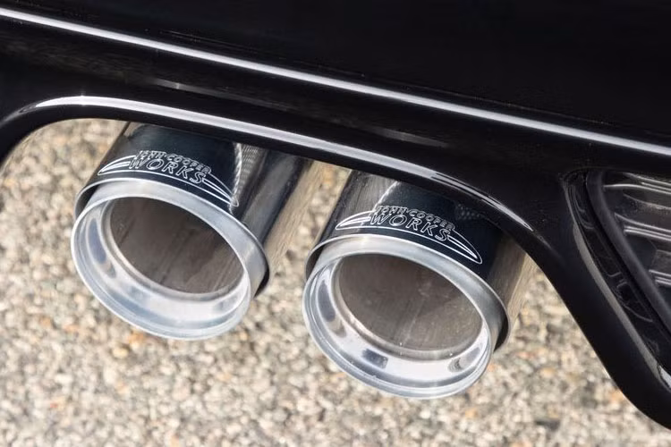 Cụm ống xả đa năng John Cooper Works 2019 mới với thanh ống xả chrome là trang bị tiêu chuẩn.
