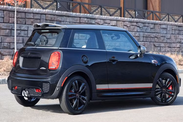 John Cooper Works Knights Edition tiếp tục được thương hiệu xe Mini trang bị động cơ tăng áp 2.0L sản sinh công suất 228 mã lực và mô-men xoắn cực đại 320 Nm, truyền sức mạnh đến hai bánh trước thông qua hộp số sàn hoặc hộp số tự động 6 cấp.