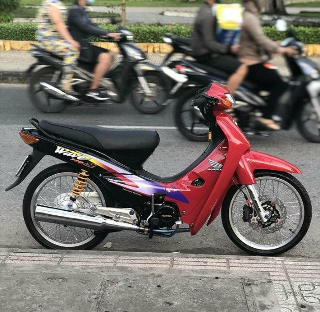 Mới đây, một dân chơi xe tại Bến tre vừa khiến những người mê xe phải choáng khi hoàn thành bản độ đắt giá lên đến 80 triệu đồng cho chiếc xe máy Honda Wave biển tứ quý 7 của mình.