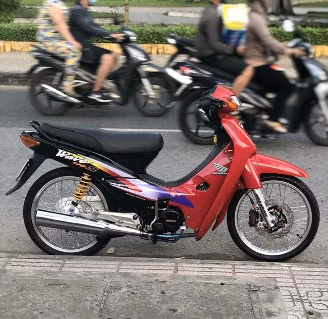 Mới đây, một dân chơi xe tại Bến tre vừa khiến những người mê xe phải choáng khi hoàn thành bản độ đắt giá lên đến 80 triệu đồng cho chiếc xe máy Honda Wave biển tứ quý 7 của mình.