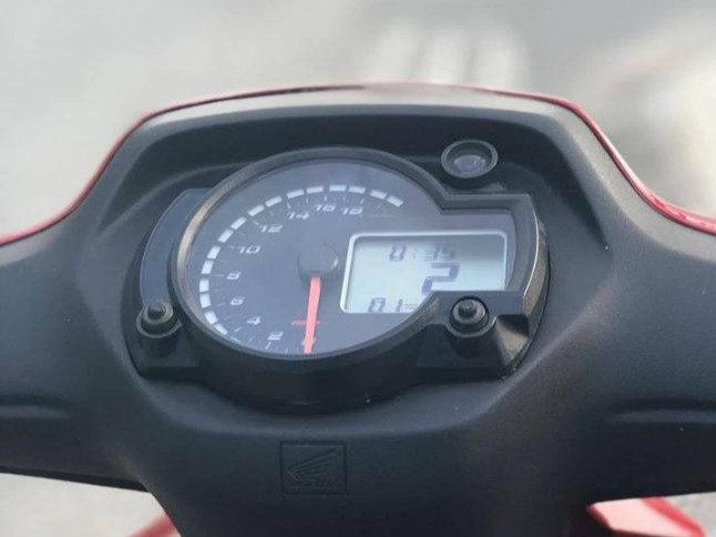 Đầu tiên ở phần đầu xe, vị chủ nhân này đã thay bảng đồng hồ nguyên bản của xe thành đồng hồ độ Koso với đồng hồ analog hiển thị vòng tua máy và màn hình điện tử hiển thị cấp số và tốc độ của xe.