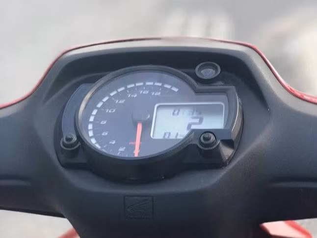 Đầu tiên ở phần đầu xe, vị chủ nhân này đã thay bảng đồng hồ nguyên bản của xe thành đồng hồ độ Koso với đồng hồ analog hiển thị vòng tua máy và màn hình điện tử hiển thị cấp số và tốc độ của xe.