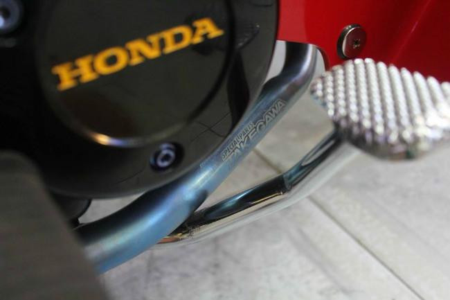 Cổ pô titan Takegawa của chiếc Honda Wave độ khủng này cũng đã được chủ nhân thay thế cho nguyên bản nhằm chạy ổn định và an toàn hơn.