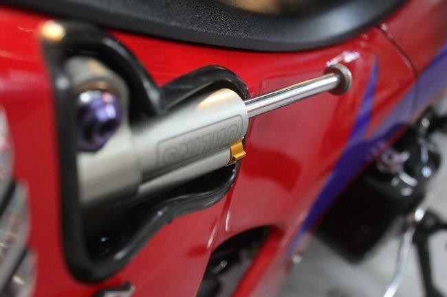 Xe còn được gắn cả trợ lực tay lái Ohlins.