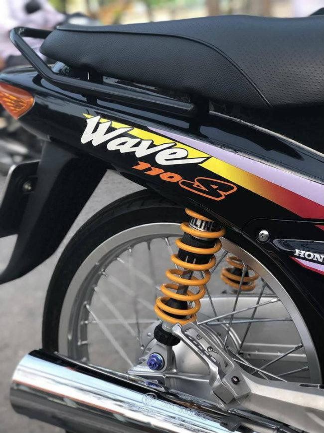 Cặp giảm xóc sau Ohlins đắt tiền.