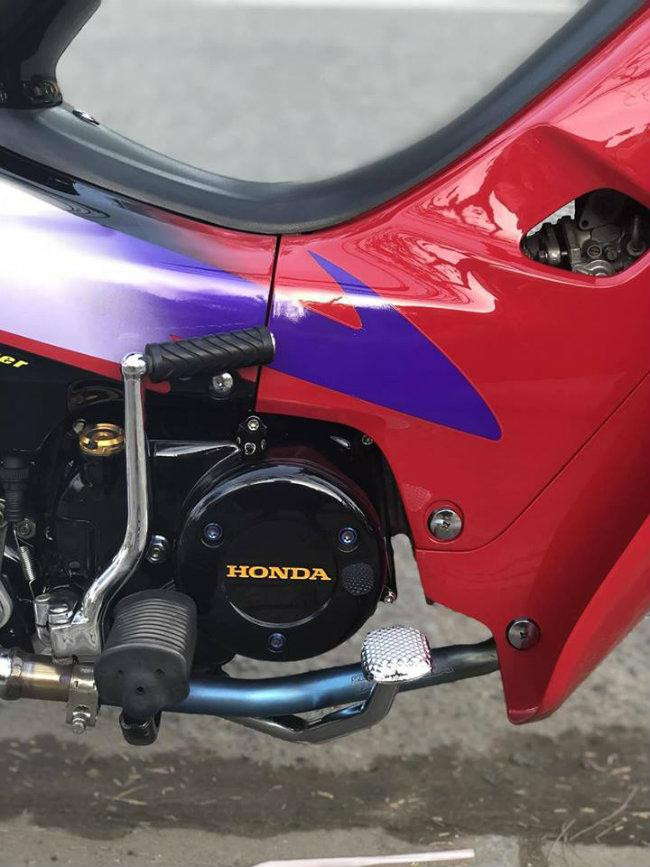 Các chi tiết ốc vít cũng được thay với bằng ốc titan Proti.