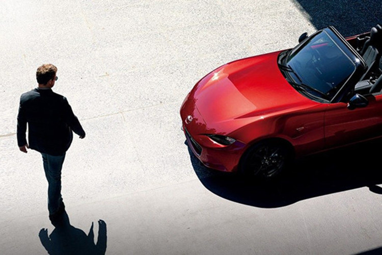 Tại thị trường Anh, Mazda MX-5 2019 Convertible bản GT Sport Nav+ cao nhất dùng động cơ 2.0L, công suất 181 mã lực, giá bán 33.852 USD. RF mui cứng bản GT Sport Nav + Auto cao nhất có cùng thông số động cơ nhưng giá bán lên tới 38.314 USD.