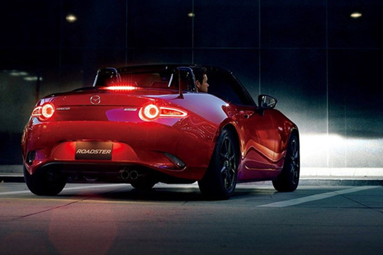 Mazda MX-5 RF 2019 bản Grand Touring số sàn có giá khởi điểm 33.335 USD. Nếu chọn gói GT-S sẽ cộng thêm 750 USD. Grand Touring số tự động có giá khởi điểm 34.410 USD, chọn da Auburn Nappa sẽ cộng thêm 300 USD, chọn màu sơn đặc biệt cũng cộng thêm tiền: Soul Red Crystal (595 USD), Machine Grey Metallic (300 USD) và Snowflake White Pearl Mica (200 USD).