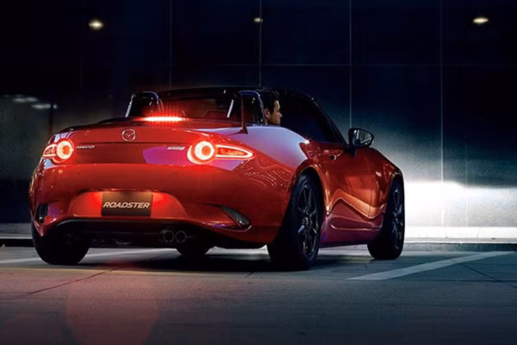 Mazda MX-5 RF 2019 bản Grand Touring số sàn có giá khởi điểm 33.335 USD. Nếu chọn gói GT-S sẽ cộng thêm 750 USD. Grand Touring số tự động có giá khởi điểm 34.410 USD, chọn da Auburn Nappa sẽ cộng thêm 300 USD, chọn màu sơn đặc biệt cũng cộng thêm tiền: Soul Red Crystal (595 USD), Machine Grey Metallic (300 USD) và Snowflake White Pearl Mica (200 USD).