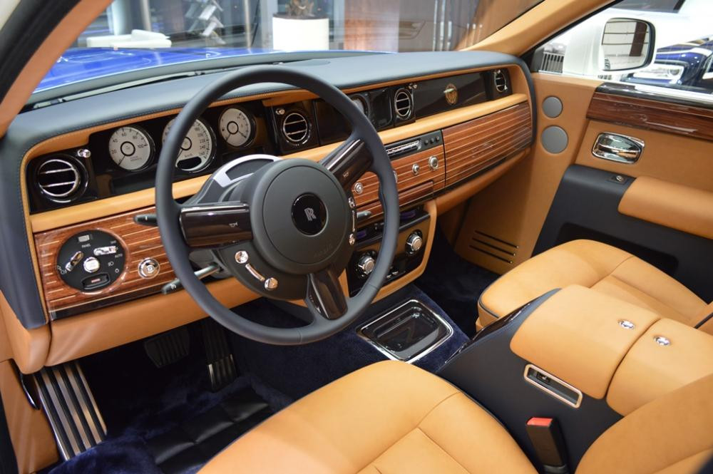 Nội thất bọc da màu nâu Forest Fall, gỗ ốp là loại gỗ sồi Tudor hàng hiếm. Mức giá của bộ đôi siêu xe sang Rolls-Royce độc bản này hiện không được tiết lộ, tuy nhiên theo giới thạo xe thì chắc chắn là cả triệu đô.