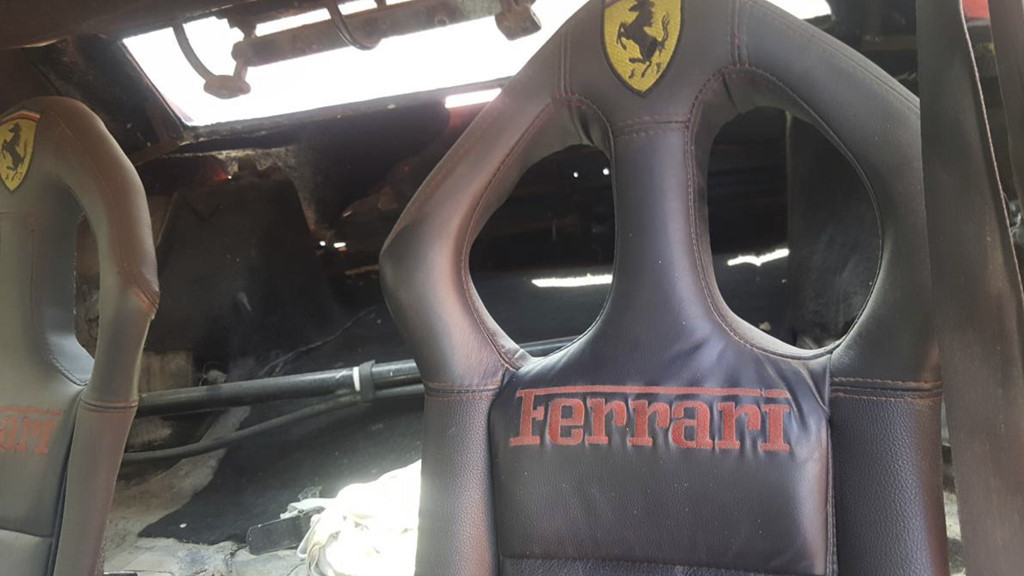 Chủ nhân chiếc xe còn rất kỳ công gắn thêm các dòng chữ Ferrari lên một số chi tiết trong xe.