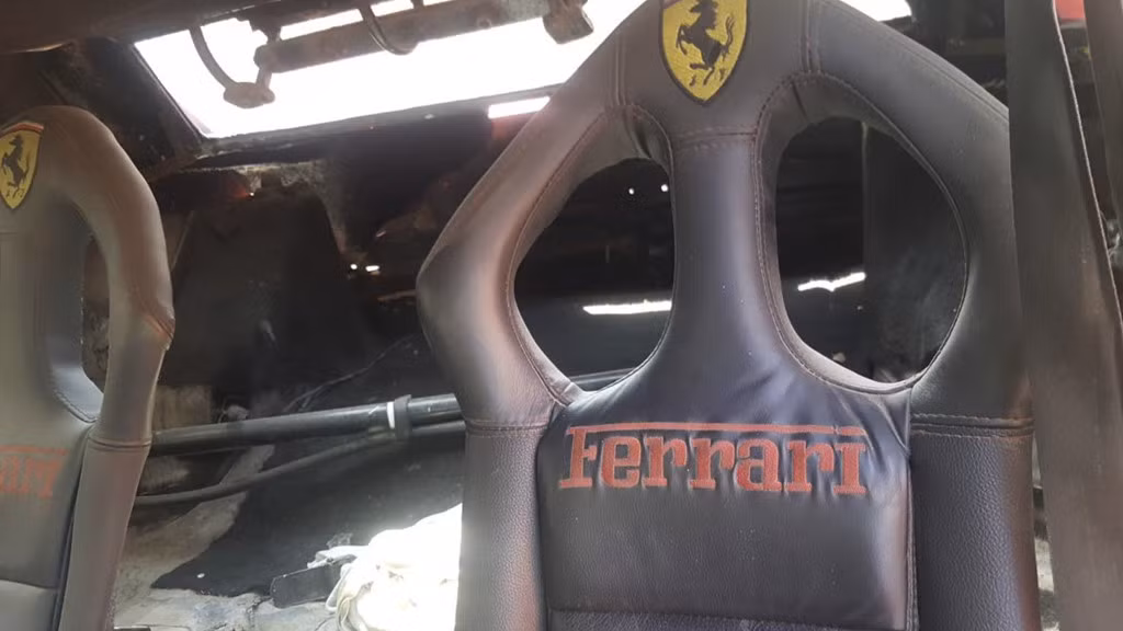 Chủ nhân chiếc xe còn rất kỳ công gắn thêm các dòng chữ Ferrari lên một số chi tiết trong xe.