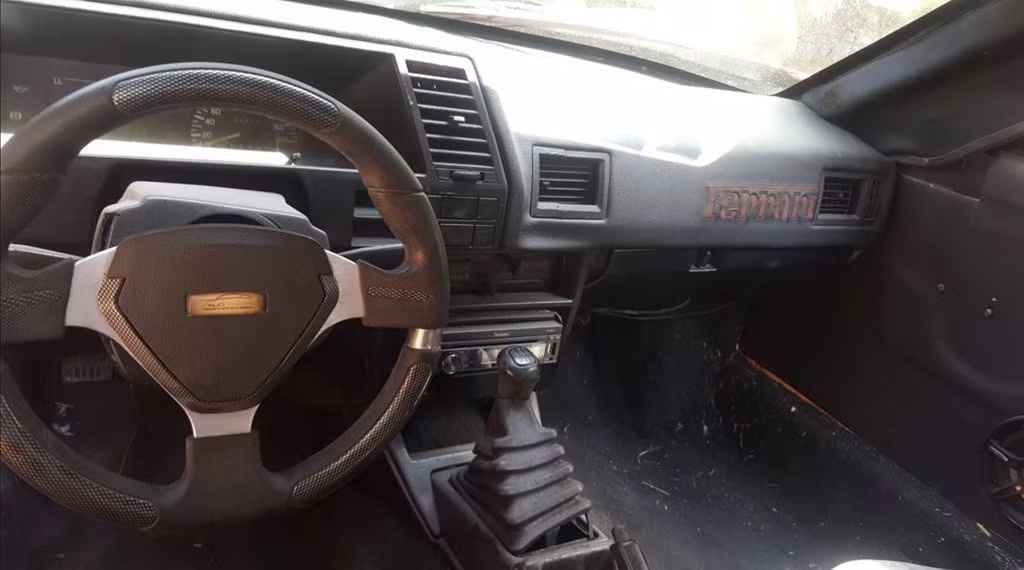 Bên trong ca-bin, chủ xe không thay đổi quá nhiều các chi tiết so với nguyên bản xe.