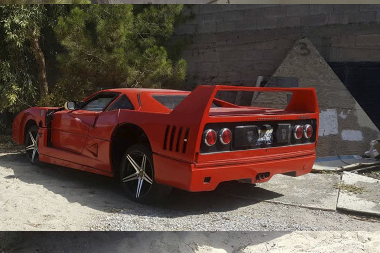 Chiếc Nissan Sentra nhái Ferrari, có ngoại hình độc đáo được sơn màu đỏ và bộ mâm 5 chấu màu bạc nổi bật.