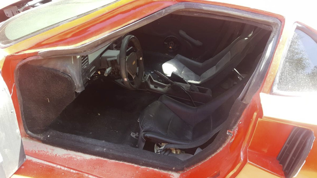 Xe đã rất cũ từ ngoại thất lẫn nội thất.